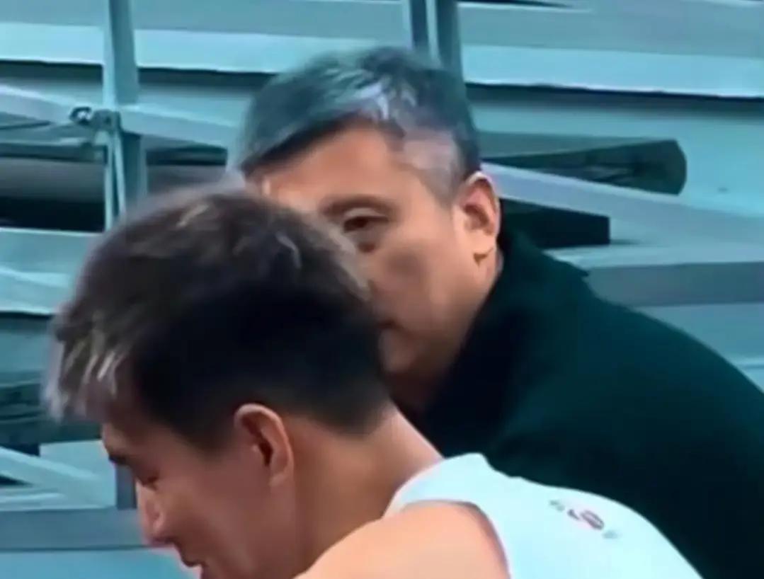 半夜十一点，郭士强推开郭艾伦公寓的门。他没问腿伤。
 
他开口就问：“徐杰，行不