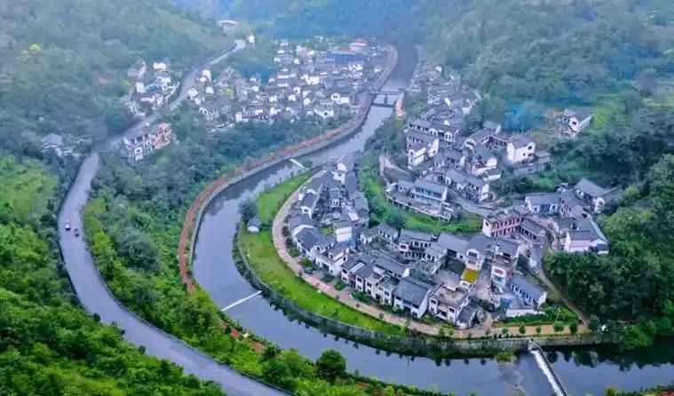 就业才是根本
现在很多人一提发展，就盯着数字经济、低空经济、绿色经济这些“高大上