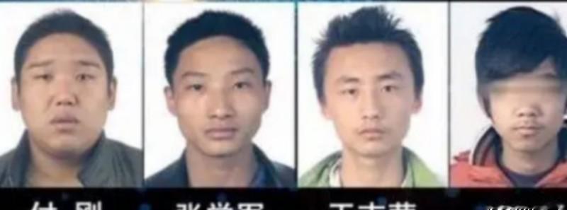 2013年，山东费城监狱来了4个特殊的杀人犯，他们一进监狱就被其他犯人疯狂殴打，
