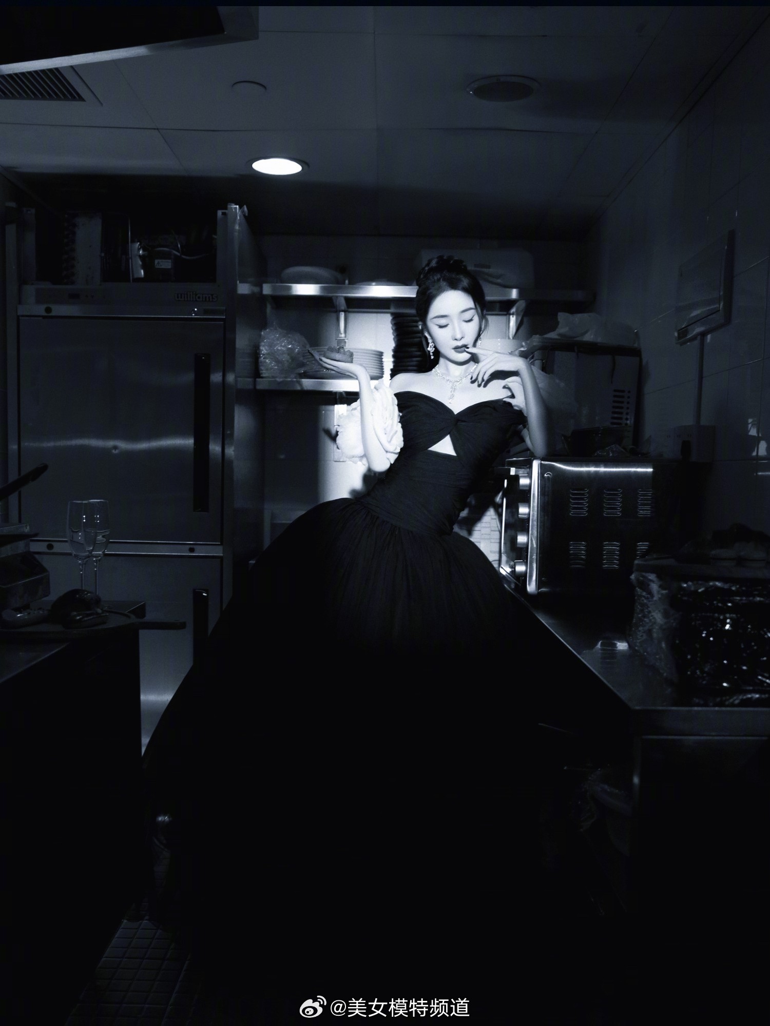 杨幂冷酷风格写真大片 