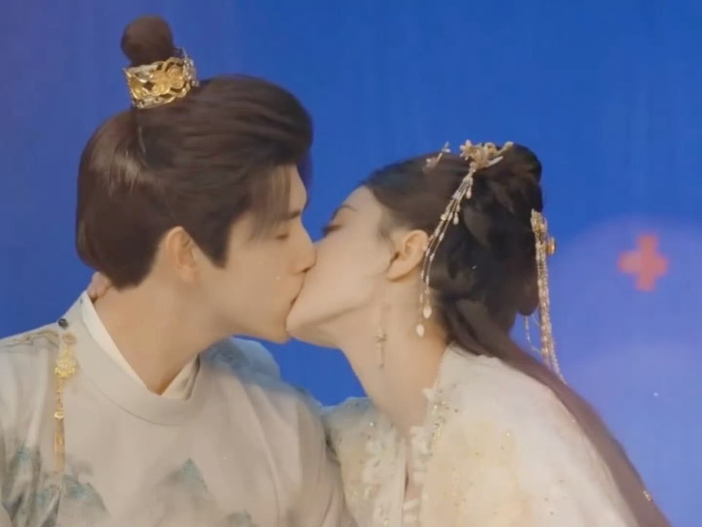 迪丽热巴陈飞宇吻戏花絮，我们思胥万千就这样一吻还要一吻不能停，把我们热巴都整害羞