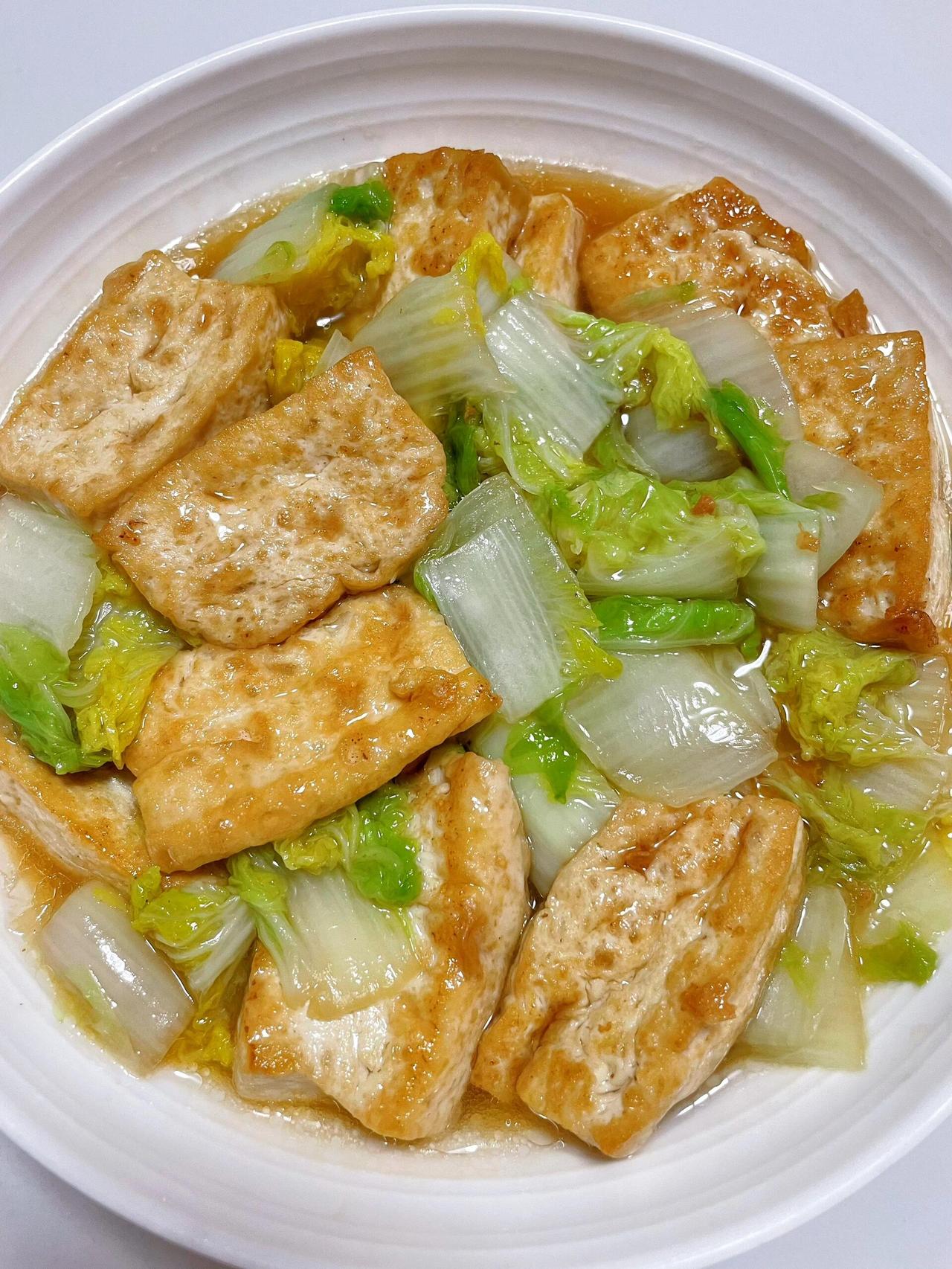 白菜烧豆腐是超省心的家常菜，鲜香味浓特别下饭。豆腐煎至金黄后，和白菜入锅焖煮，简