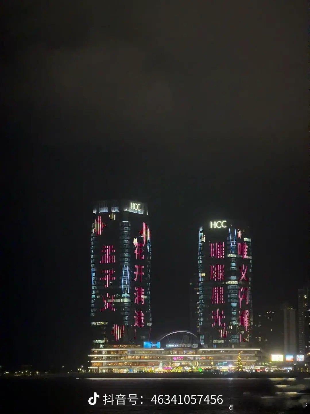 孟子义的粉丝应援好隆重啊，灯光、大屏、大巴投放等等