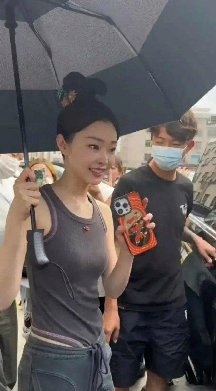 宋轶这衣，显身材是真的，但是上厕所会不会好麻烦 ​​​