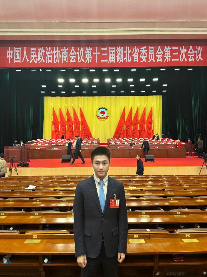 何猷君第三次参会，始终牢记 “时间属于奋斗者”。2024 年，他凭借不懈努力，让