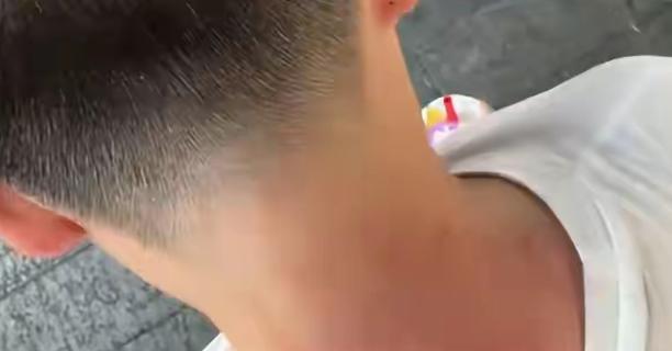 南宁，男子不想按摩，结果被五位大妈围着推销，说十分钟9块9。
 
男子勉为其难答