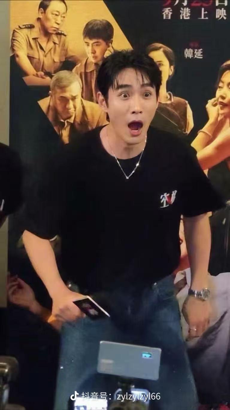 这个😲怎么还有正面[泪奔]头一次看朱一龙眼睛睁这么大[泪奔] ​​​