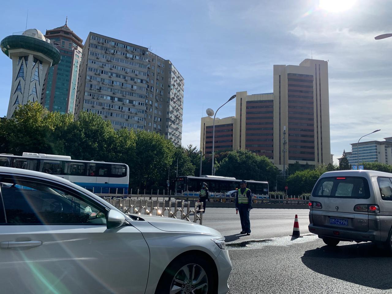 北京再次把我整明白了。今天路过东二环，10点多了还堵的走不动，上不去主路。在一个