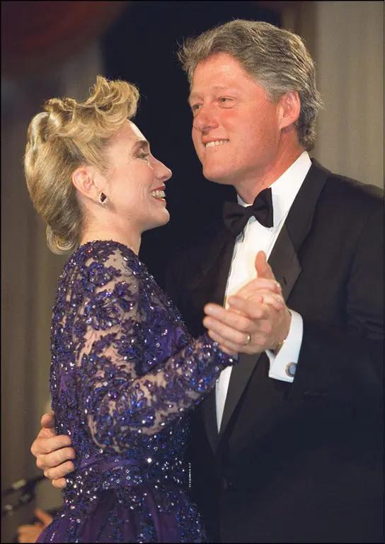 1993—2001年克林顿担任美国总统，当时他多次游说国会议员，力主支持给予中国