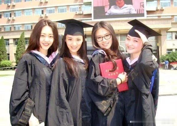 马思纯中国传媒大学毕业照马思纯中国传媒大学毕业照 ​​​