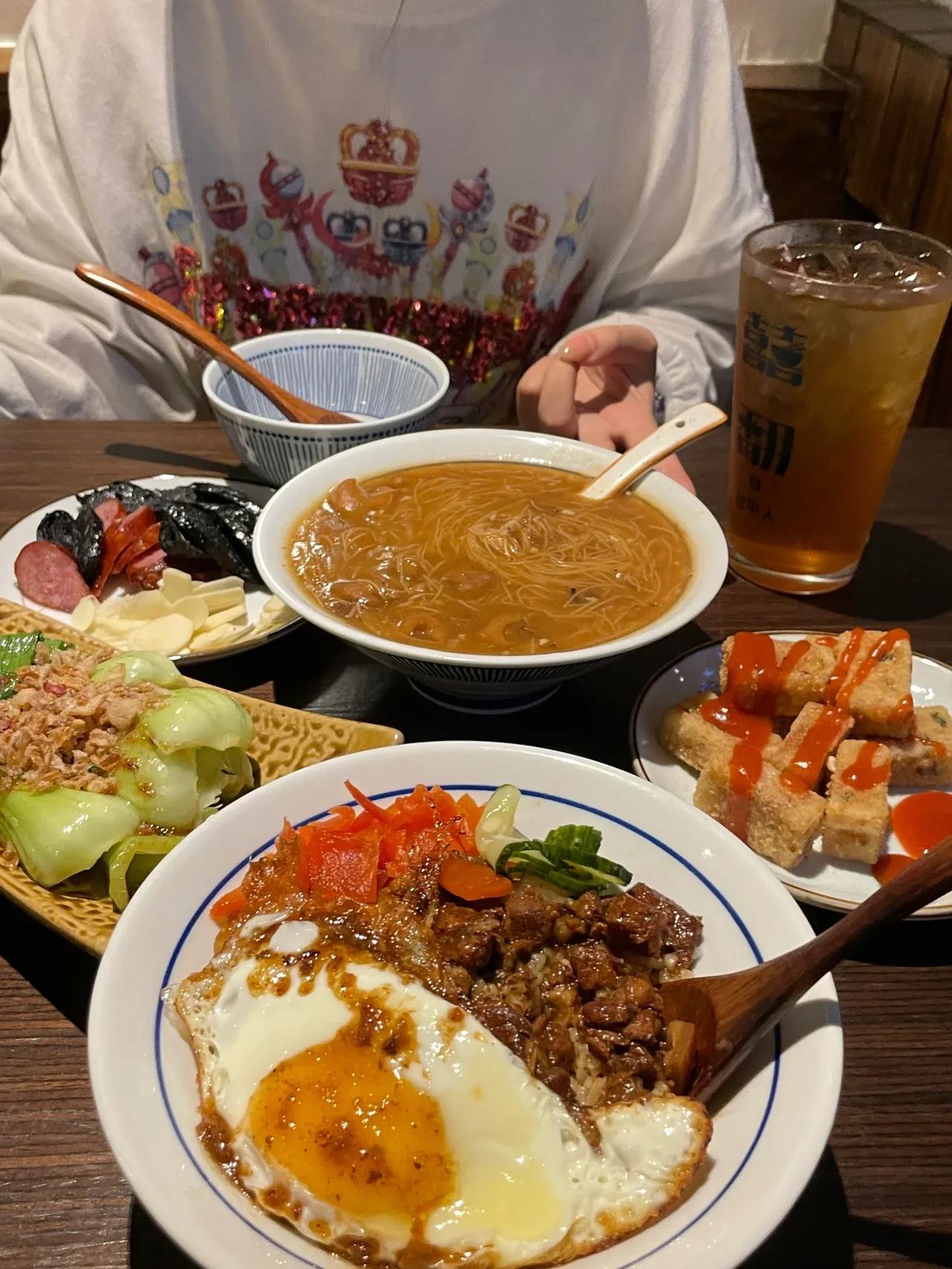 成都玉林！！人均30便宜好吃的台湾菜

偶然发现这家店，6点多就坐满人了
很多菜