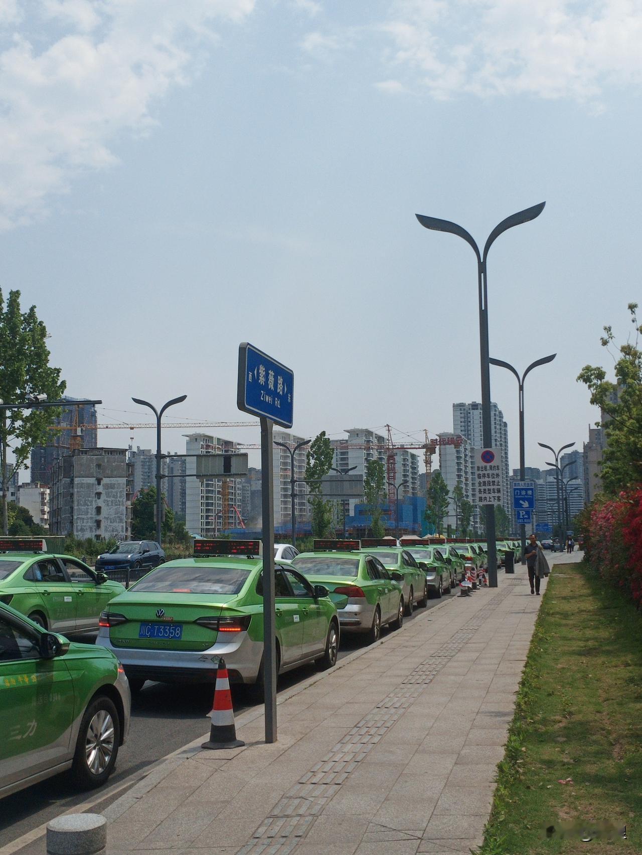 现在的“生意”硬是不好做

你看自贡四医院南湖院区外面的大马路上

出租车停起等