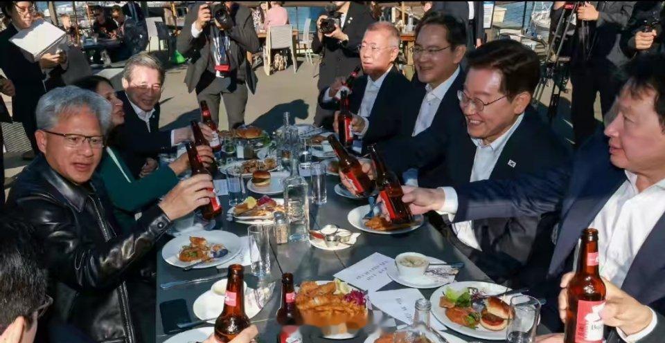 黄仁勋与韩国高层及三星、SK海力士高管路边聚餐，自嘲“薪水少得可怜”买不了单。黄