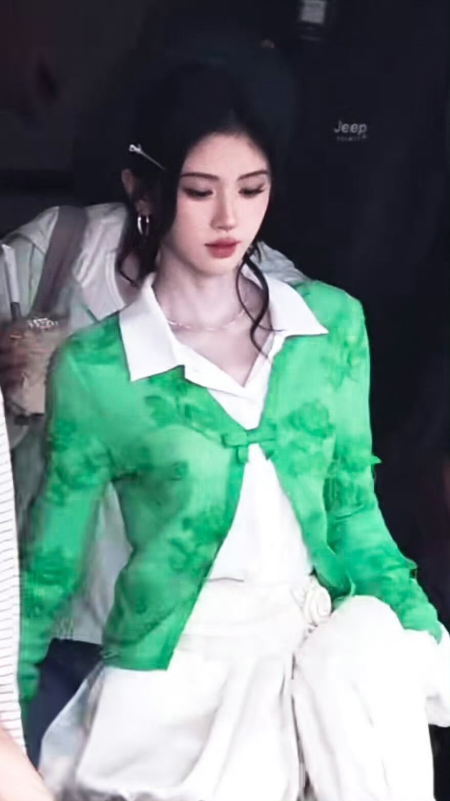 鞠婧祎 jjy鞠婧祎阿黛 “不同蔷薇，你可是明艳从不凋零的玫瑰.”​ ​​​