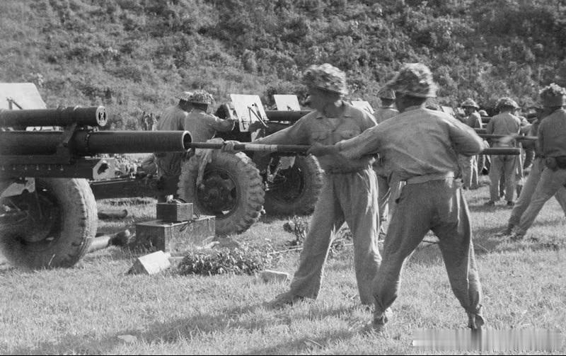 1954年奠边府战役中越军炮兵正在为射击做准备军事历史全触达