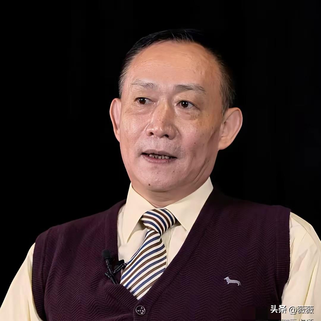 卢教授一句话，戳破了个天大的窗户纸说：你看一个人，别听他说得多花哨，就看一样东西