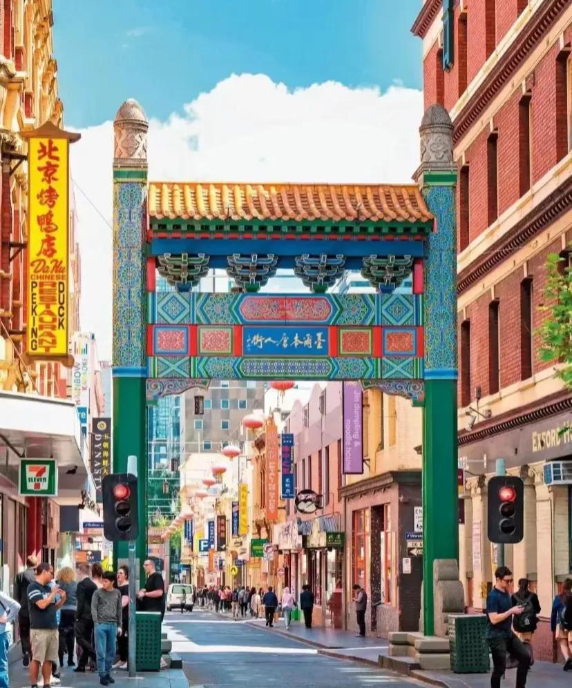 我一亲戚当年不听劝，一家三口卖了北京北4环路的一套3居室，花了四十万移民去了澳洲