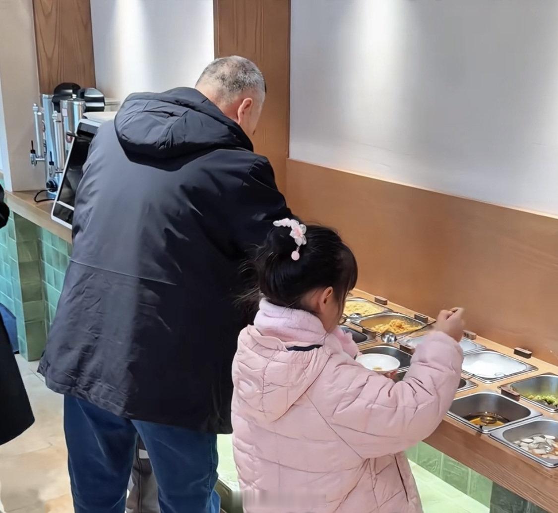 宁波这家老年食堂居然火出圈了 宁波鄞州区东柳街道老年食堂“柳点爱”走红，成为全龄