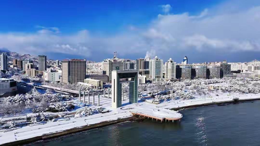 山东威海下了“倾盆大瓢雪”威海的“倾盆大瓢雪”太有画面感了！雪花纷飞的海边藏着冬
