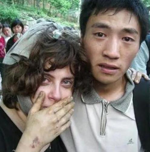 2008年汶川地震，四川小伙救下一个外国女孩，外国女孩坚持寻找他13年，在领事馆