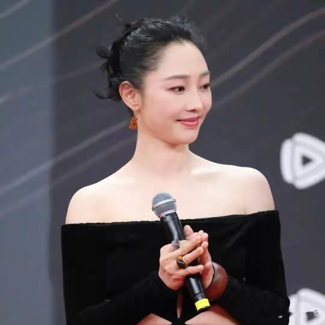 看到白百何带儿子在公园角落小便的热搜，孩子急得直跺脚的样子，相信很多家长都懂那种