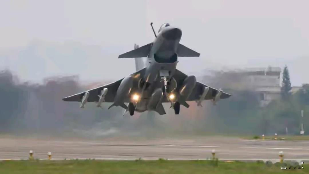 高市早苗掀桌子要“动武”吗

最近，日本新首相高市早苗说了一番让人震惊的话。她在