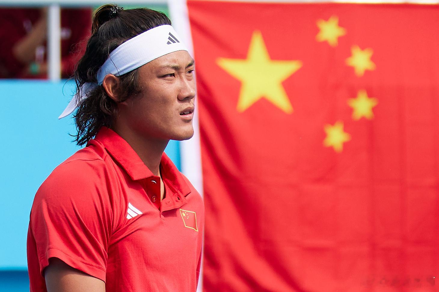 张之臻红色国家队战衣图集，五星红旗映衬超带感！分享戴维斯杯拍摄张之臻组图，感受中