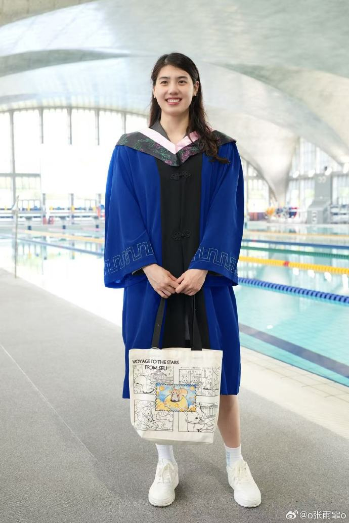 #张雨霏研究生毕业了##张雨霏晒研究生毕业照# ：我的穗呀🎓从右边到了左边故事