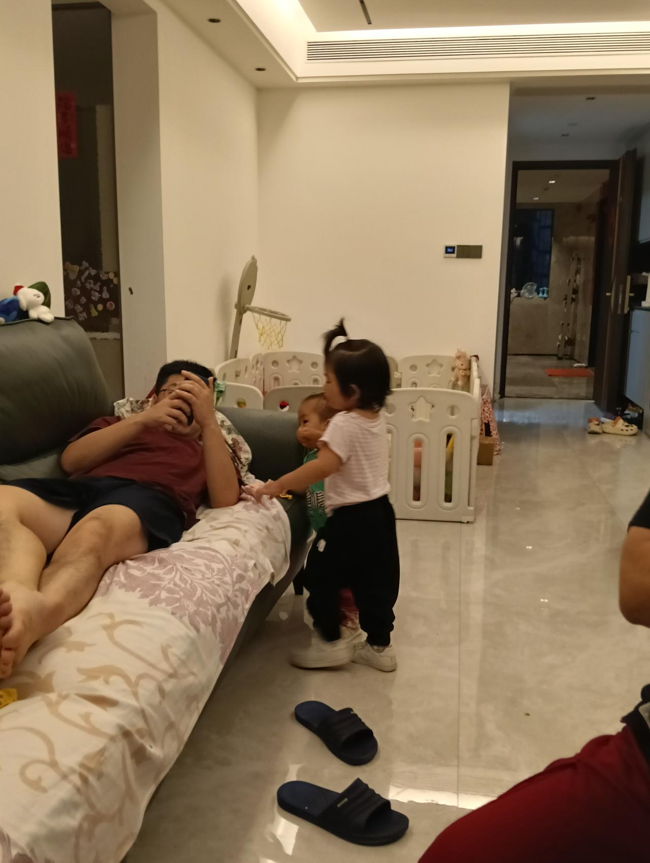我认为有所负担！？
说实话，能坦诚说出"是负担"挺不容易的。很多人会被"含饴弄孙
