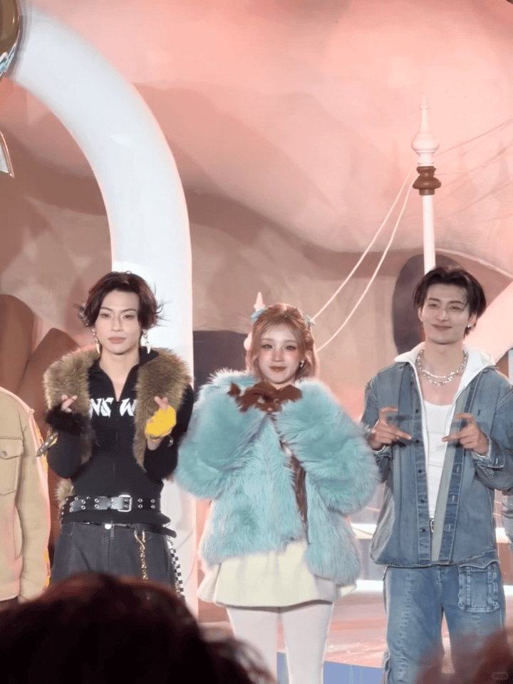 小鬼的比心是跟宋雨琦现学的 笑不活了！小鬼的比心偷师现场曝光！瞥见宋雨琦的动作火