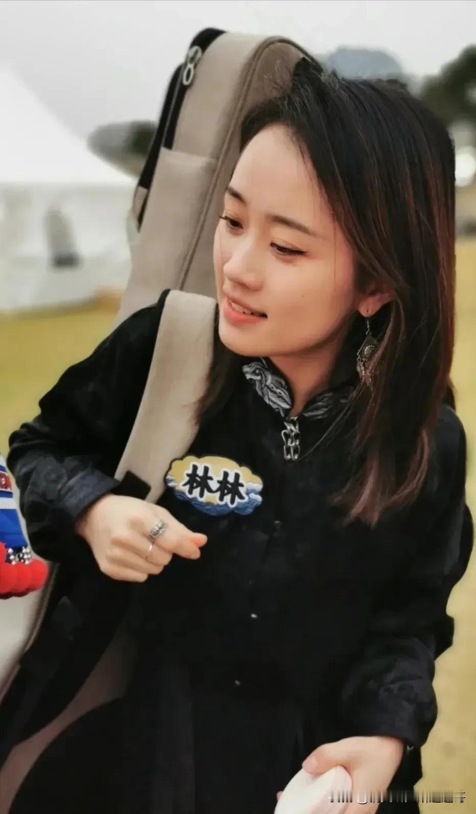 什么东方yoyo，西方橙橙的，东方甄选的主播，以后我就稀罕这个林林。
长的是那个