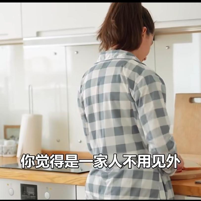 人老之后才看透，很多家庭走向疏远，并非穷和病，而是败在长辈的言行上。
 
儿媳女