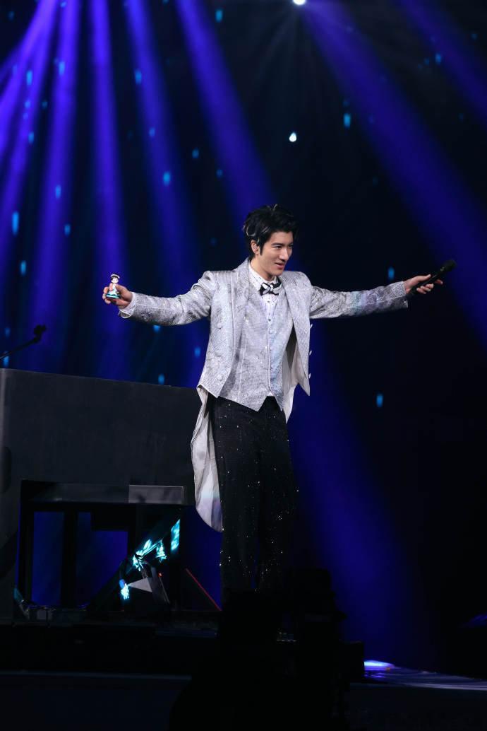 王力宏老实人饭撒正得发邪王力宏的饭撒主打一个朴实无华，挥手比心全是下意识反应，舞