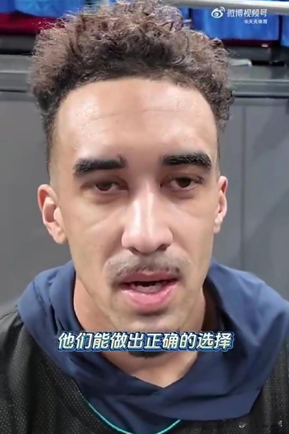 奎因赛前采访，跟没说一样，被参加会选择传球！

京粤大战赛前，广东队踩场训练时采
