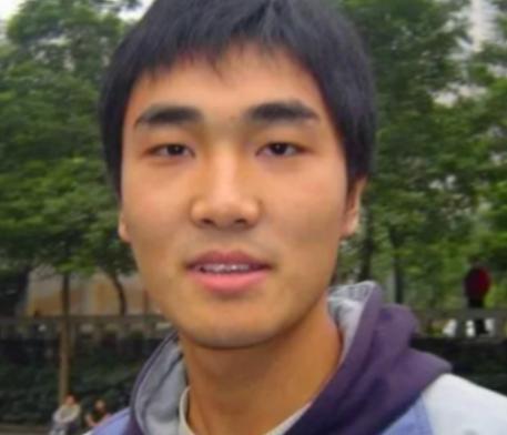 “每月就给我500块，资助不起装什么孙子！”2006年，贫困大学生向海清向媒体怒