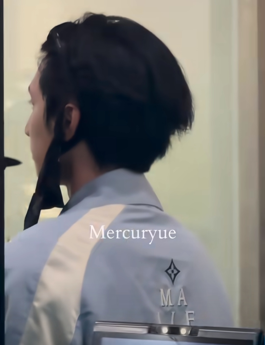此男的眉骨好优越 
