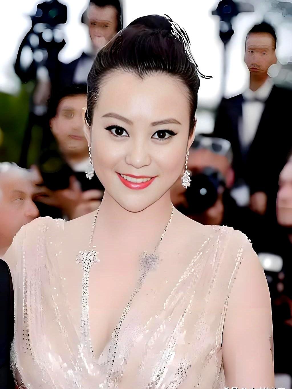 入行三十多年，终于拿了第一个电影表演奖。郝蕾这个名字，总算等到了。

领奖台上，