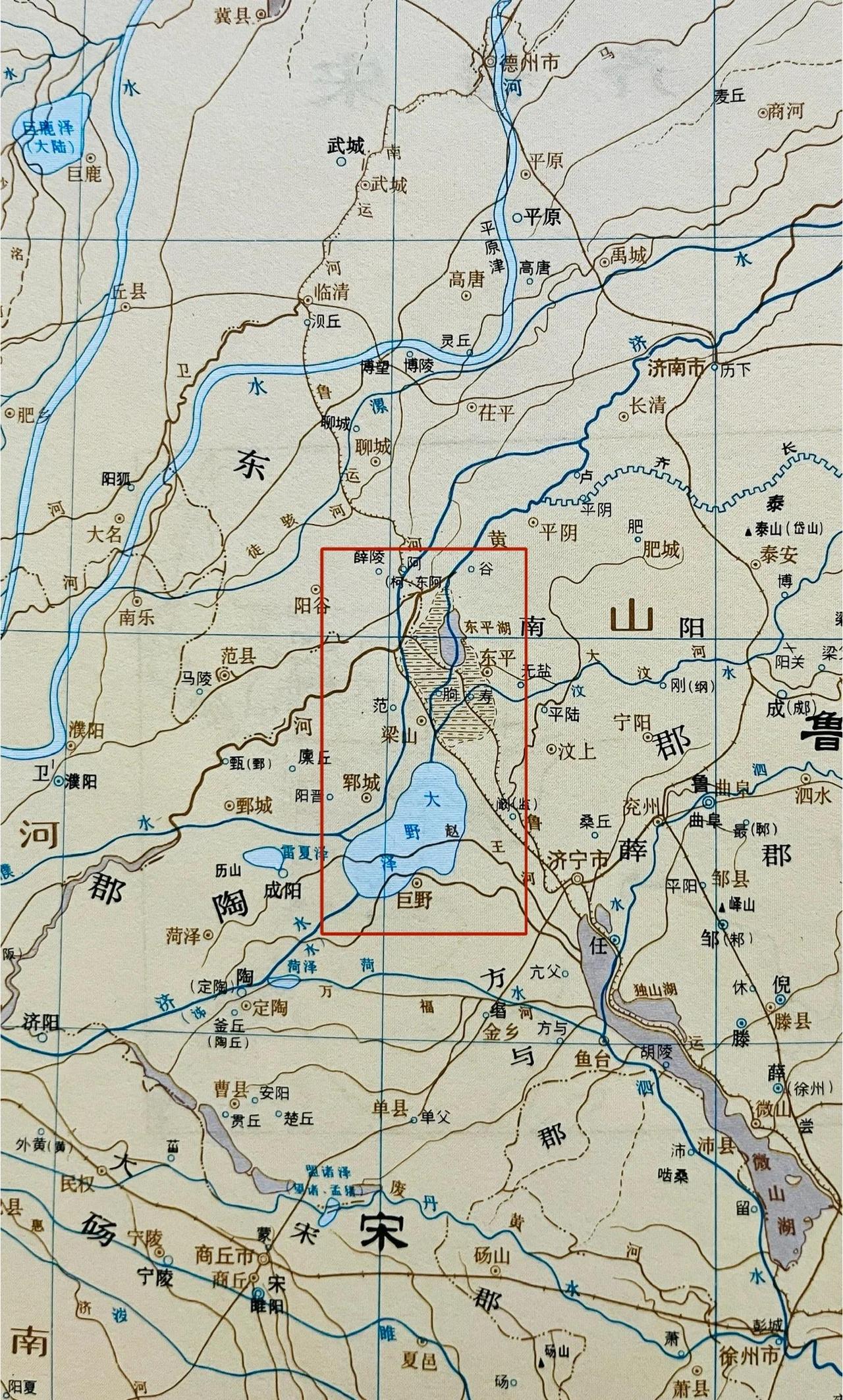宋代梁山泊南部属济州，北部属郓州，郓州于北宋末升为东平府。梁山山寨位于东平府寿张