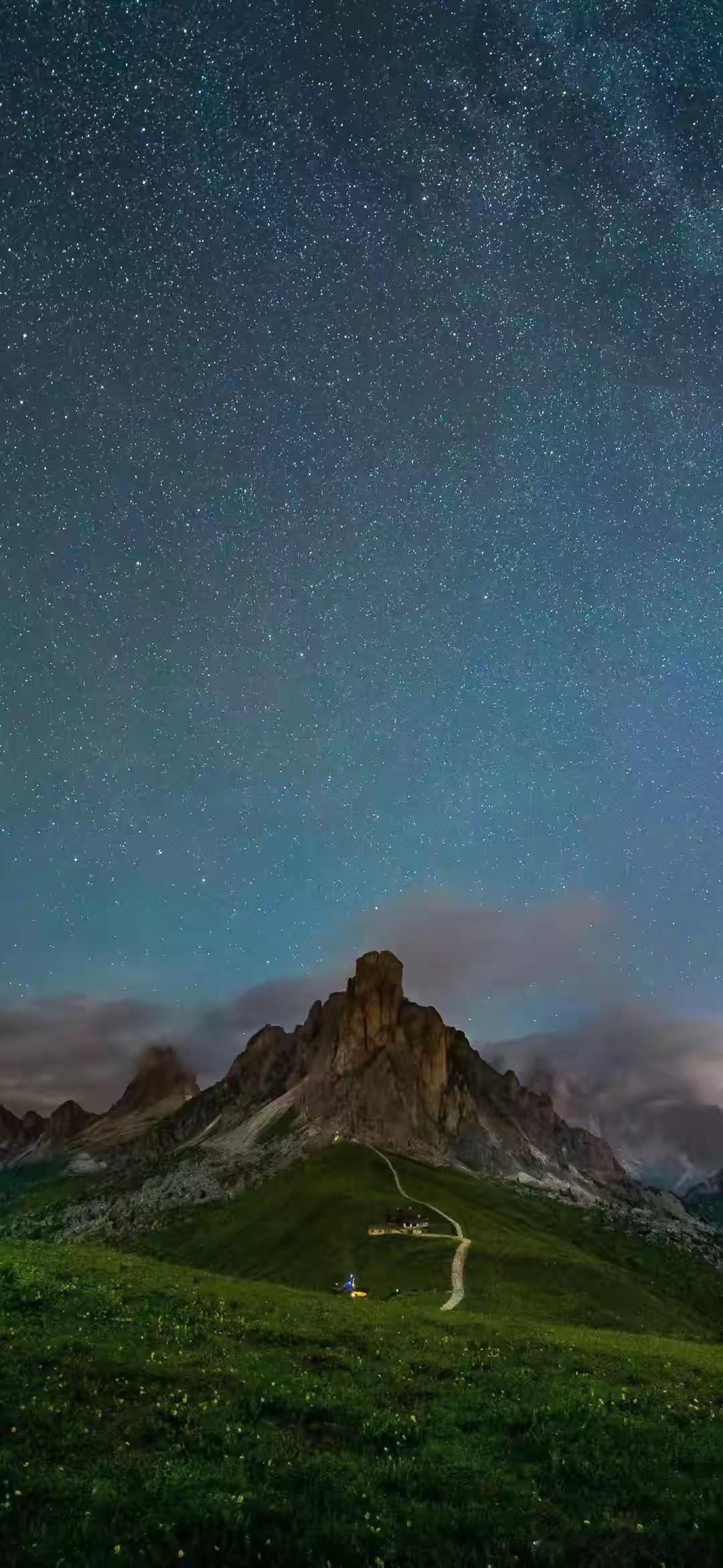 上联：名山无俗客，下联邀您对四海有仙人。