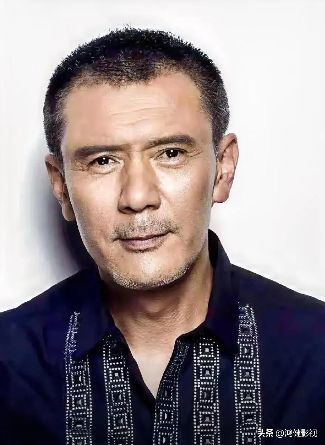 大家还记得这位男演员吗？
他今年68岁，土生土长的上海人，他1.75米个头，形象
