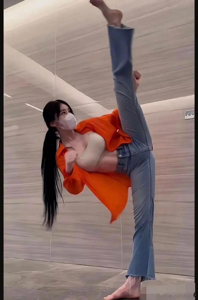 多年的舞蹈不是白学的！给大家展示一下一字马。