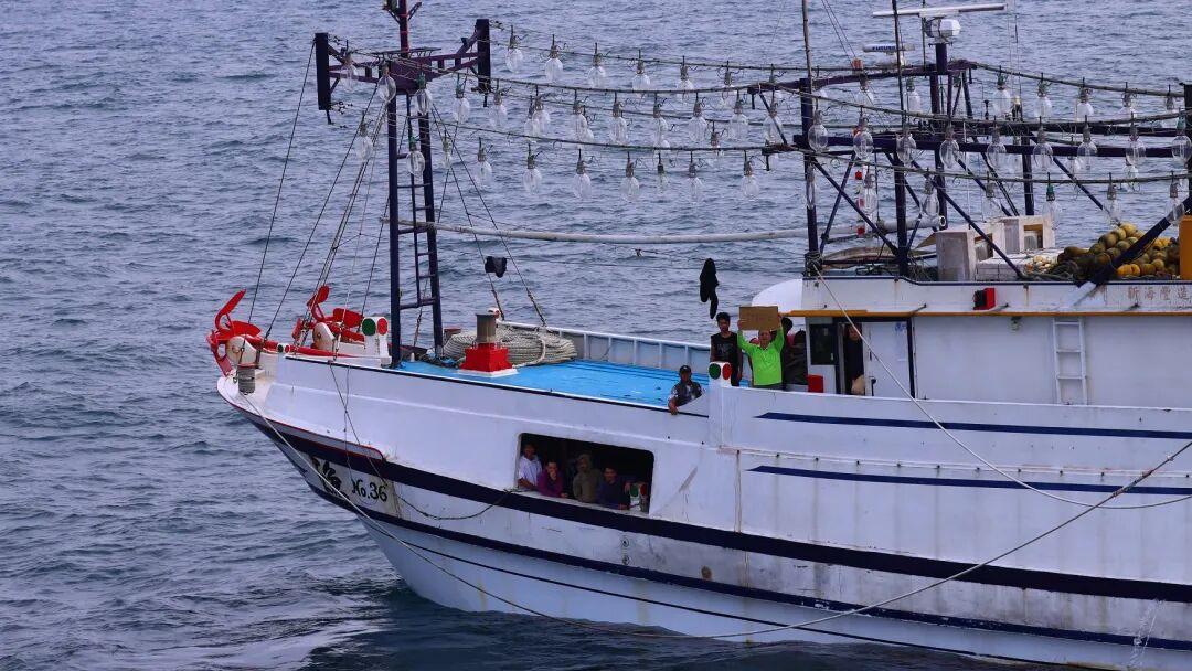 祖国永远在身后！台湾渔船钓鱼岛海域失火，中国海警火速驰援，同胞全数获救！
 
无