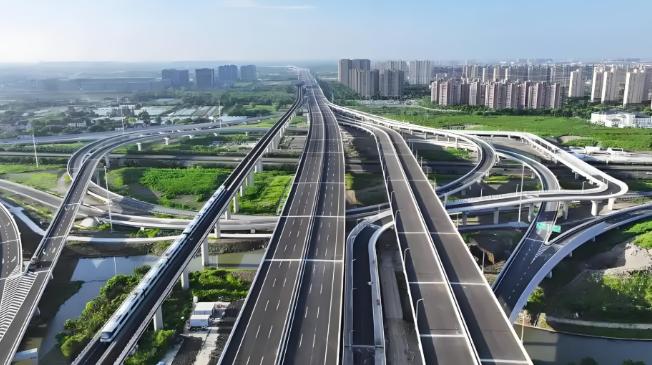 14亿中国人养不起高速？8年亏空6万亿，美国高速免费却能盈利。美国的高速随便上，