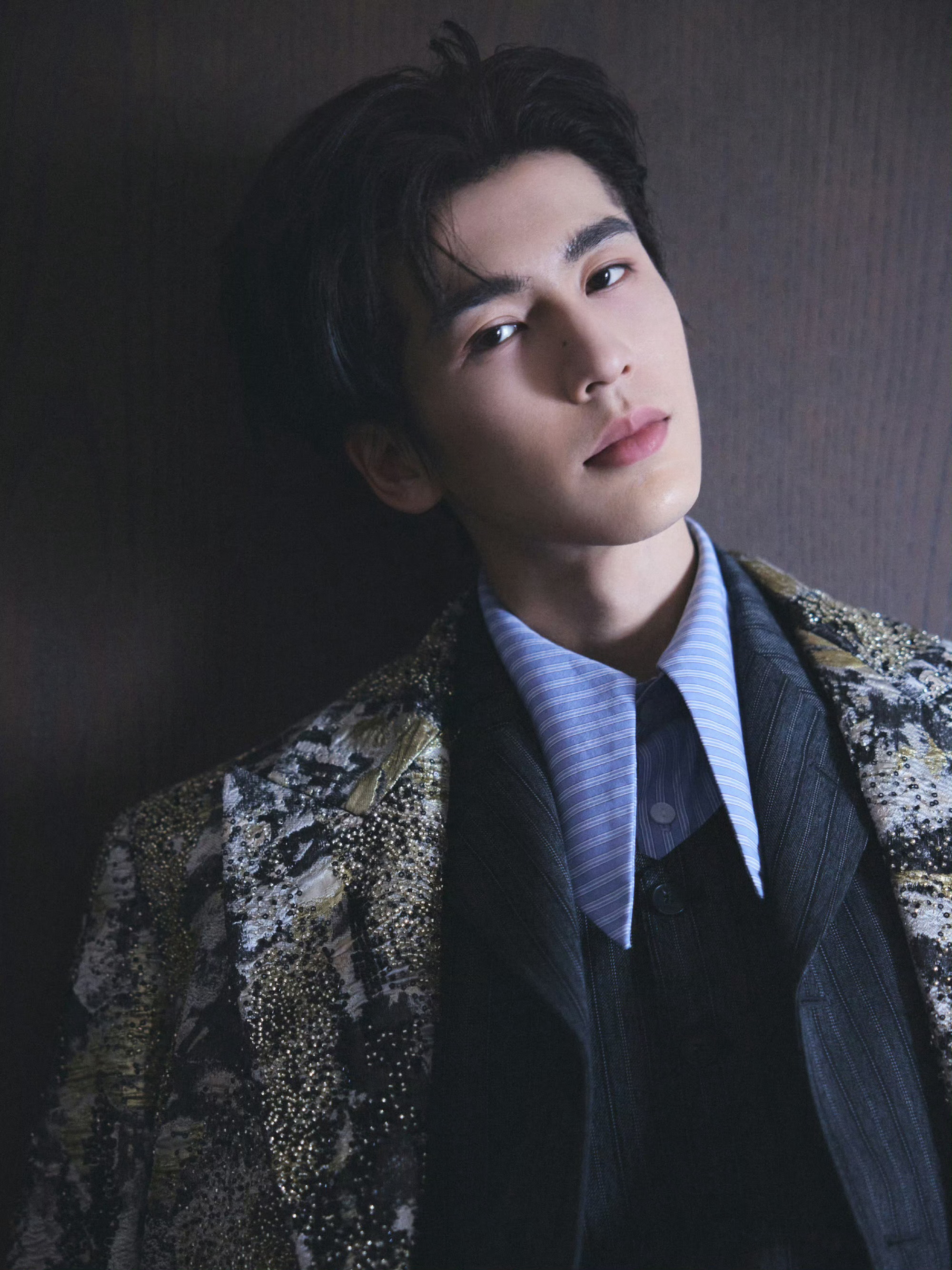 这套衣服太帅啦张凌赫你又帅到新高度了依旧是高跟鞋特写✍🏻哈哈哈哈哈哈 