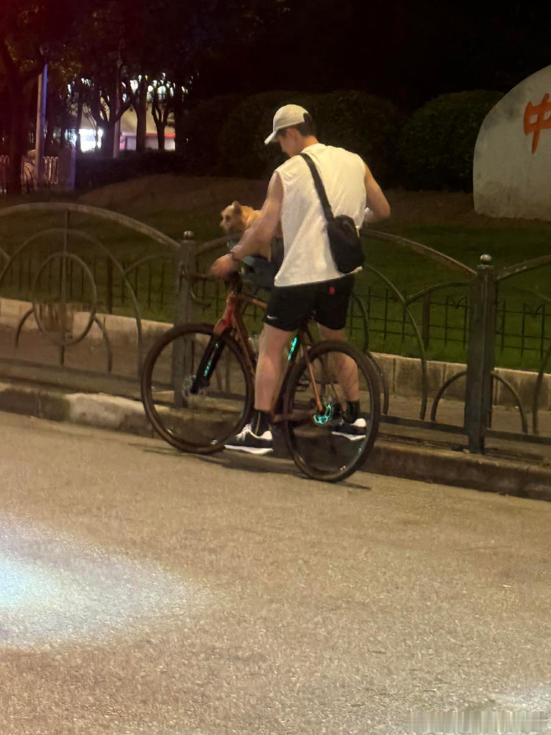 黄景瑜带狗狗骑车黄景瑜带小狗骑车黄景瑜带狗狗骑车，黄景瑜一双大长腿踩着脚踏板，那