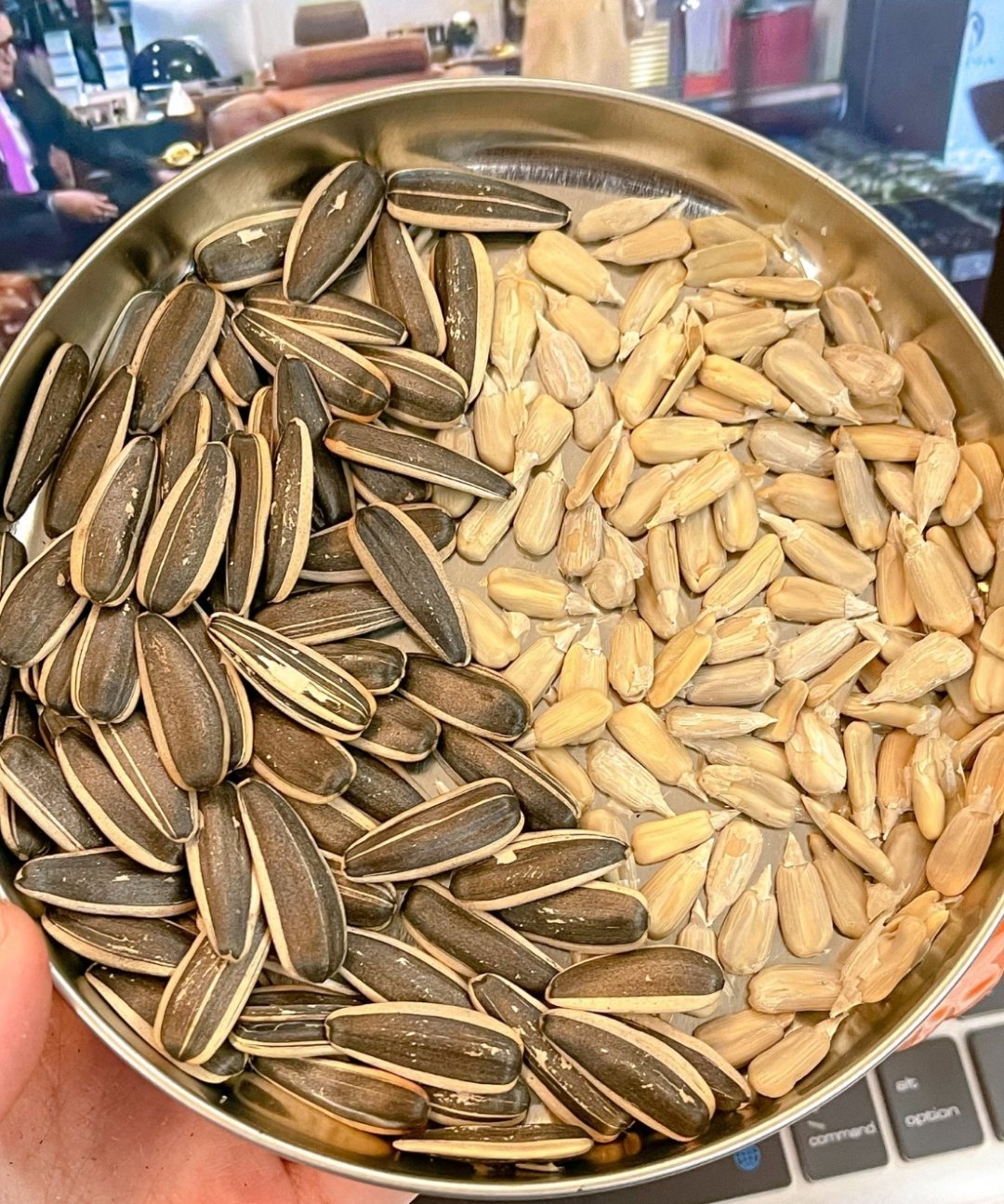当代年轻人用零食哄自己上班 上班日子本来就枯燥，备点爱吃的小零食太正常啦，累了就