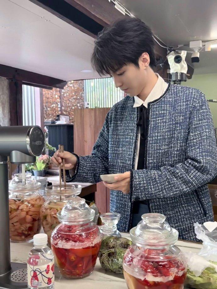 王俊凯确诊中餐厅后遗症王俊凯安利酱配白米饭 谁懂啊！王俊凯闻到油烟味就紧张，这就