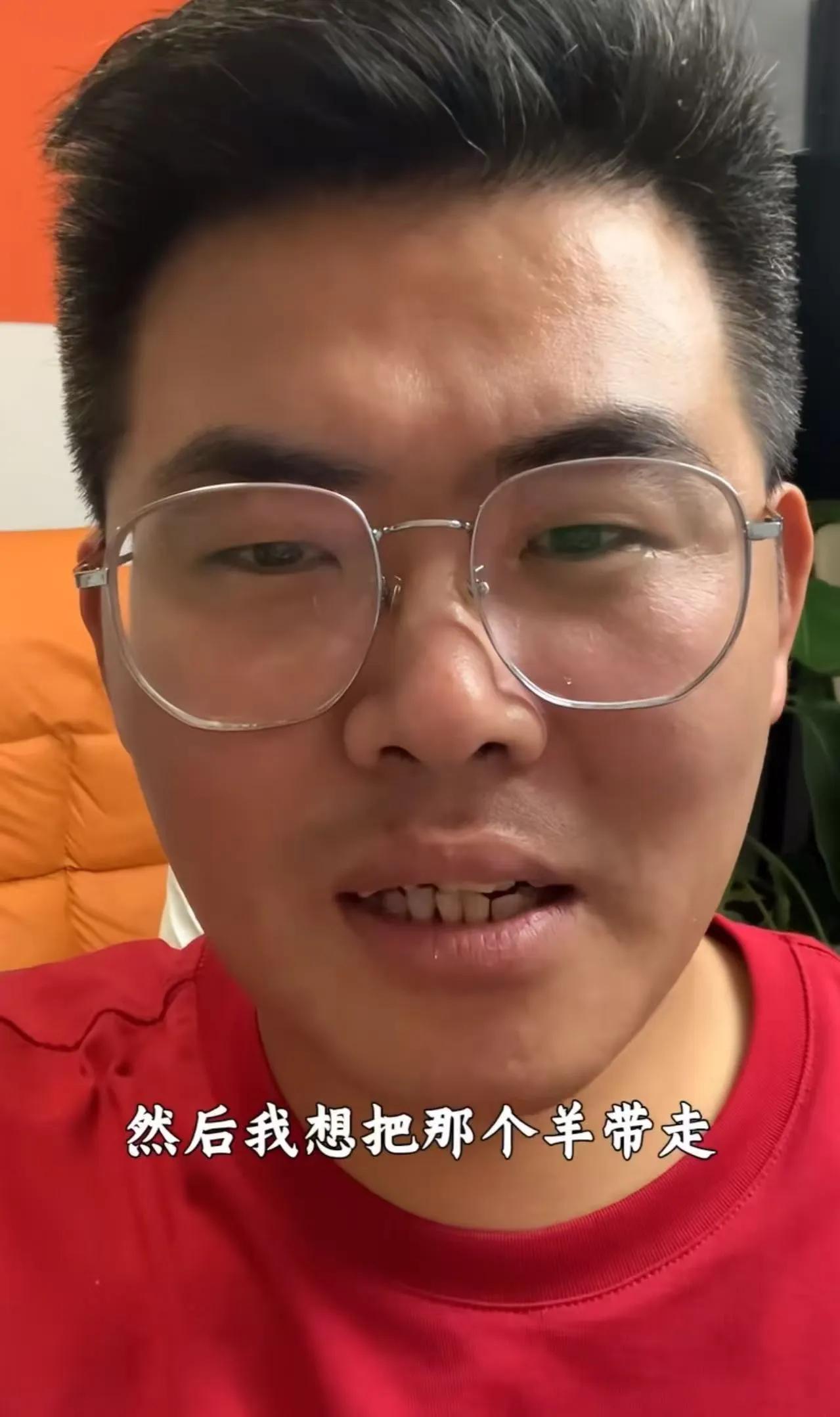 开车撞死一头羊，司机赔了1000块，转身要把羊抬走，牧民一把拦住不让拿，钱收了，