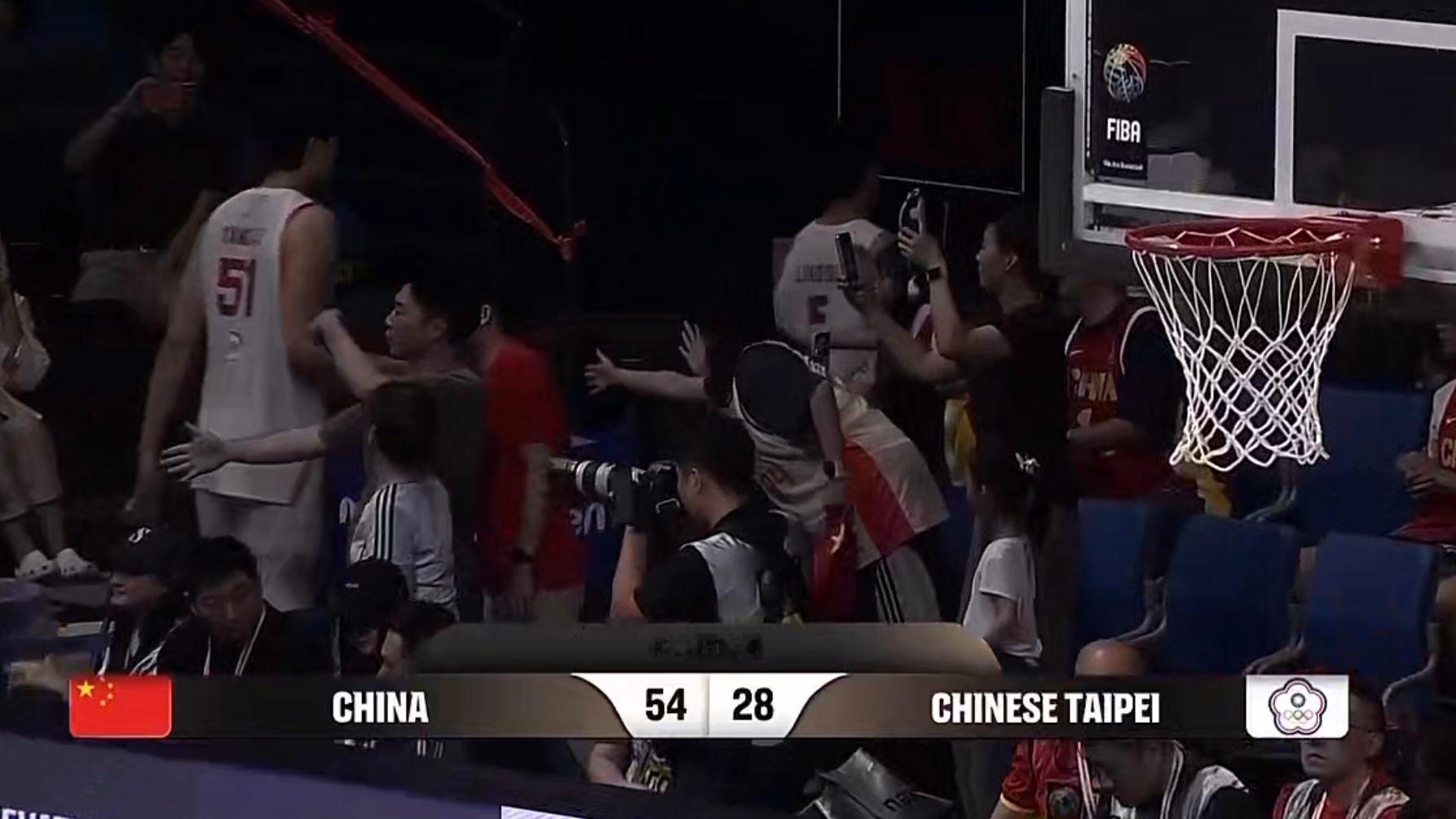 半场结束！中国男篮54-28领先中国台北男篮！ 胡金秋9分3篮板，赵继伟8分3篮