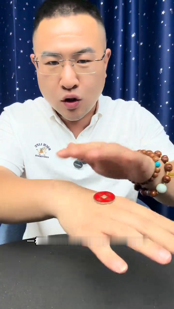 硬币穿手，装x必学魔术。
pov：一招硬币穿手，朋友以为我练了十年。
大家好，现